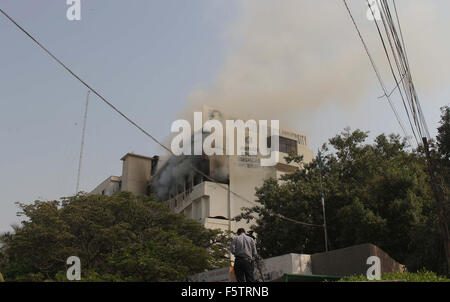 Fiamme enorme visto svettare alte dal pavimento di Jinnah Sindh Medical University si trova a Karachi il lunedì, 09 novembre 2015. Secondo fonti incendio scoppiato in sala di registrazione e travolto in più piani di Jinnah Sindh Medical University building . Foto Stock