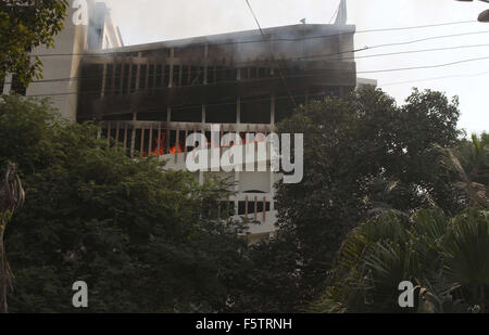 Fiamme enorme visto svettare alte dal pavimento di Jinnah Sindh Medical University si trova a Karachi il lunedì, 09 novembre 2015. Secondo fonti incendio scoppiato in sala di registrazione e travolto in più piani di Jinnah Sindh Medical University building . Foto Stock