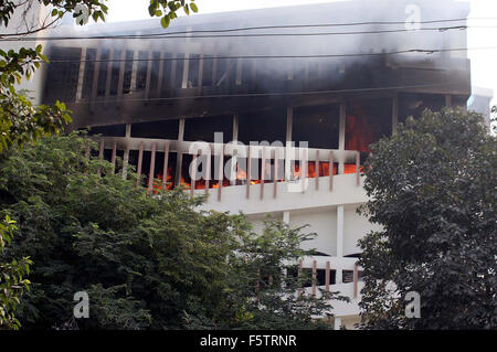 Fiamme enorme visto svettare alte dal pavimento di Jinnah Sindh Medical University si trova a Karachi il lunedì, 09 novembre 2015. Secondo fonti incendio scoppiato in sala di registrazione e travolto in più piani di Jinnah Sindh Medical University building . Foto Stock