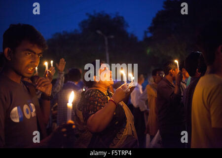 Dacca in Bangladesh. 9 Nov, 2015. Dacca in Bangladesh 09Novembre: attivista bangladese gridare slogan in un lume di candela rally protestando le uccisioni e gli attacchi contro il publisher e blogger a Dhaka nel novembre 09, 2015. © Zakir Hossain Chowdhury/ZUMA filo/Alamy Live News Foto Stock