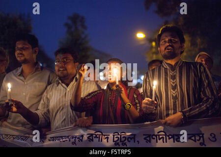 Dacca in Bangladesh. 9 Nov, 2015. Dacca in Bangladesh 09Novembre: attivista bangladese gridare slogan in un lume di candela rally protestando le uccisioni e gli attacchi contro il publisher e blogger a Dhaka nel novembre 09, 2015. © Zakir Hossain Chowdhury/ZUMA filo/Alamy Live News Foto Stock