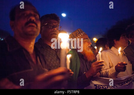 Dacca in Bangladesh. 09 Novembre, 2015. Attivista bangladese gridare slogan in un lume di candela rally protestando le uccisioni e gli attacchi contro il publisher e blogger a Dhaka nel novembre 09, 2015. Credito: zakir hossain chowdhury zakir/Alamy Live News Foto Stock