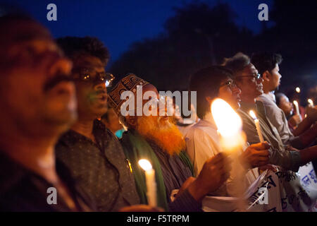 Dacca in Bangladesh. 09 Novembre, 2015. Attivista bangladese gridare slogan in un lume di candela rally protestando le uccisioni e gli attacchi contro il publisher e blogger a Dhaka nel novembre 09, 2015. Credito: zakir hossain chowdhury zakir/Alamy Live News Foto Stock