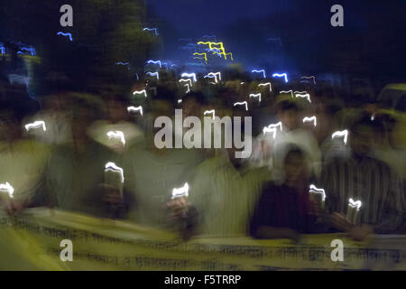 Dacca in Bangladesh. 9 Nov, 2015. Dacca in Bangladesh 09Novembre: attivista bangladese gridare slogan in un lume di candela rally protestando le uccisioni e gli attacchi contro il publisher e blogger a Dhaka nel novembre 09, 2015. © Zakir Hossain Chowdhury/ZUMA filo/Alamy Live News Foto Stock