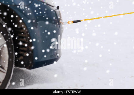 Primo piano della vettura trainata con fune di traino Foto Stock