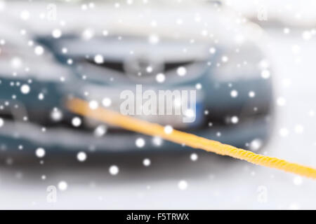 Primo piano della vettura trainata con fune di traino Foto Stock