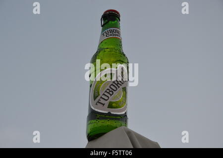 Bottiglia birra Tuborg di fondo cielo Foto Stock