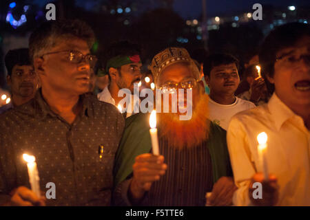 Dacca in Bangladesh. 09 Novembre, 2015. Attivista bangladese gridare slogan in un lume di candela rally protestando le uccisioni e gli attacchi contro il publisher e blogger a Dhaka nel novembre 09, 2015. Credito: zakir hossain chowdhury zakir/Alamy Live News Foto Stock