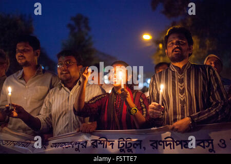 Dacca in Bangladesh. 09 Novembre, 2015. Attivista bangladese gridare slogan in un lume di candela rally protestando le uccisioni e gli attacchi contro il publisher e blogger a Dhaka nel novembre 09, 2015. Credito: zakir hossain chowdhury zakir/Alamy Live News Foto Stock