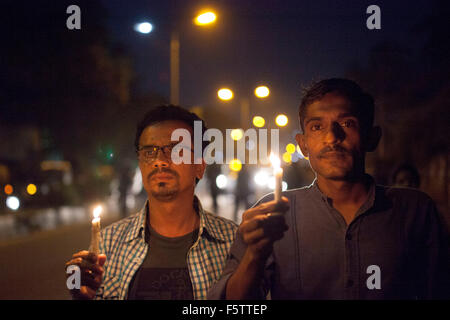 Dacca in Bangladesh. 09 Novembre, 2015. Attivista bangladese gridare slogan in un lume di candela rally protestando le uccisioni e gli attacchi contro il publisher e blogger a Dhaka nel novembre 09, 2015. Credito: zakir hossain chowdhury zakir/Alamy Live News Foto Stock