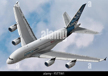 Volo dimostrativo Airbus A380 durante l'Airshow di Dubai in Emirati Arabi Uniti Foto Stock