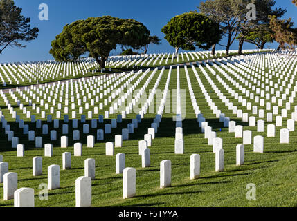 Righe di grave marcatori sul prato curati a Ft Rosecrans Cimitero Nazionale, Point Loma, San Diego, California Foto Stock