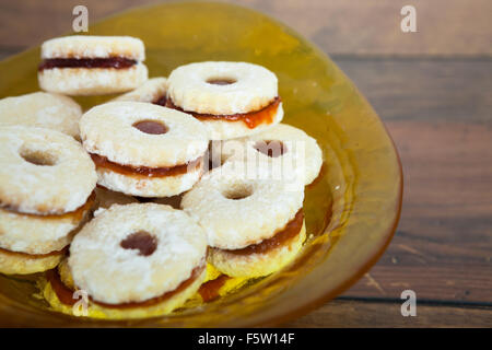 Pasta sfoglia biscotti riempito con confettura di fragole Foto Stock