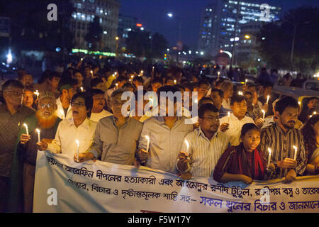 Dacca in Bangladesh. 9 Nov, 2015. Dacca in Bangladesh 09Novembre: attivista bangladese gridare slogan in un lume di candela rally protestando le uccisioni e gli attacchi contro il publisher e blogger a Dhaka nel novembre 09, 2015. © Zakir Hossain Chowdhury/ZUMA filo/Alamy Live News Foto Stock