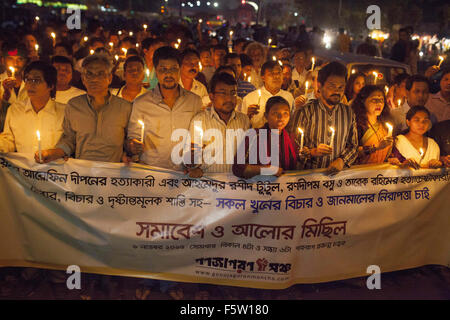 Dacca in Bangladesh. 9 Nov, 2015. Dacca in Bangladesh 09Novembre: attivista bangladese gridare slogan in un lume di candela rally protestando le uccisioni e gli attacchi contro il publisher e blogger a Dhaka nel novembre 09, 2015. © Zakir Hossain Chowdhury/ZUMA filo/Alamy Live News Foto Stock