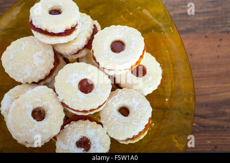 Biscotti fatti in casa riempiti con confettura di fragole Foto Stock