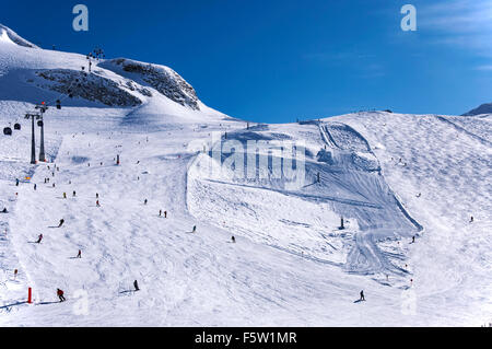 Il ghiacciaio di Hintertux con gli sciatori, impianti di risalita, gondole e le piste da sci e piste nelle Alpi della Zillertal in Austria Foto Stock