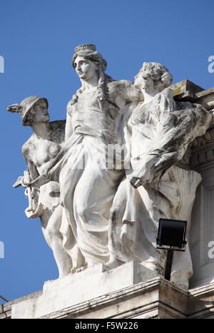 Statua di Hermes e la Dea Roma in Piazza Colonna di Roma, Italia Foto Stock