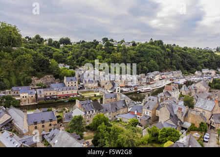 Pittoresca vista aerea del Port de Dinan sul fiume Rance in Bretagna, Francia, con storiche case in pietra e porto sul fiume Foto Stock
