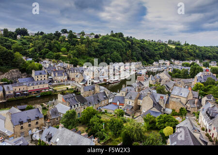 Pittoresca vista aerea del Port de Dinan sul fiume Rance in Bretagna, Francia, con storiche case in pietra e porto sul fiume Foto Stock