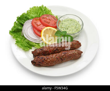 Carni di montone seekh kabab con chutney di menta isolati su sfondo bianco Foto Stock