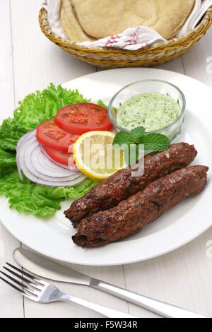 Carni di montone seekh kabab con chutney di menta Foto Stock