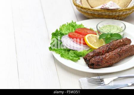 Carni di montone seekh kabab con chutney di menta Foto Stock