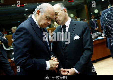 Bruxelles, Belgio. 9 Nov, 2015. La Spagna è il ministro degli Interni Jorge Fernandez di Diaz (L) parla con il Ministero degli interni francese Bernard Cazeneuve durante un ministro a livello di riunione di emergenza sulla crisi migranti, all'Unione europea (UE) con sede a Bruxelles, Belgio, nov. 9, 2015. Credito: Voi Pingfan/Xinhua/Alamy Live News Foto Stock