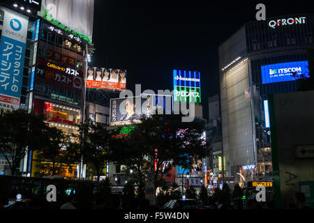 Il famoso incrocio di Shibuya nella parte anteriore della Stazione di Shibuya Foto Stock