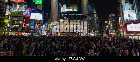 Il famoso incrocio di Shibuya nella parte anteriore della Stazione di Shibuya Foto Stock