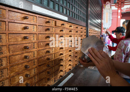 Omikuji: giapponese fortune raccontare al tempio Sensoji Foto Stock