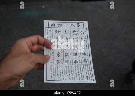 Omikuji: giapponese fortune raccontare al tempio Sensoji Foto Stock