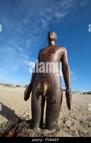 Crosby Beach, Inghilterra. Vista pittoresca di Antony Gormley, ferro uomini sculture su Crosby Beach. Foto Stock