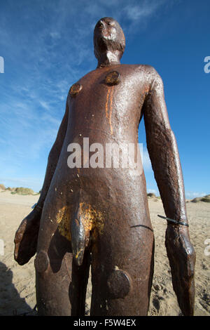 Crosby Beach, Inghilterra. Vista pittoresca di Antony Gormley, ferro uomini sculture su Crosby Beach. Foto Stock