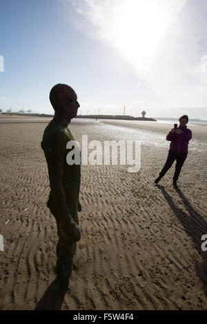 Crosby Beach, Inghilterra. Pittoresca vista profilarsi di Antony Gormley, ferro uomini sculture su Crosby Beach. Foto Stock