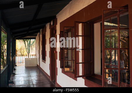 Portico frontale di hotel coloniale che ora ospita il museo in giardini botanici, Gaborone, Botswana Foto Stock