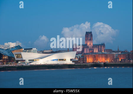 Il Museo di Liverpool e la Cattedrale anglicana, Liverpool, Merseyside. Foto Stock