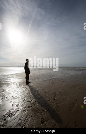 Crosby Beach, Inghilterra. Pittoresca vista profilarsi di Antony Gormley, ferro uomini sculture su Crosby Beach. Foto Stock