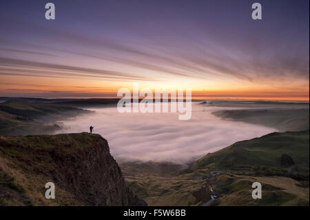 Una nuvola inversione nella speranza la valle sottostante Mam Tor e il grande Ridge, Edale, Parco Nazionale di Peak District, Derbyshire, Eng Foto Stock