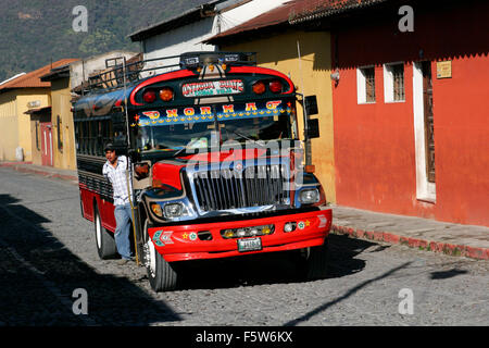 Bus di pollo sulla strada di Antigua, Guatemala, America Centrale Foto Stock