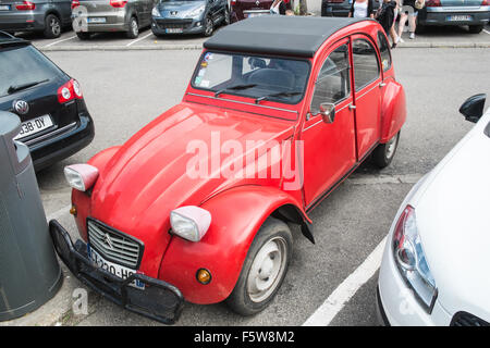 2CV, Deux Chevaux, rosso,rétro,Citroen auto classica,veicolo parcheggiato in Carcassonne,Aude,sud,Francia. Foto Stock