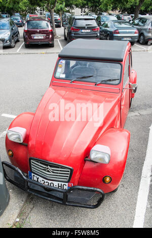 2CV, Deux Chevaux, rosso,rétro,Citroen auto classica,veicolo parcheggiato in Carcassonne,Aude,sud,Francia. Foto Stock