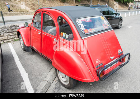 2CV, Deux Chevaux, rosso,rétro,Citroen auto classica,veicolo parcheggiato in Carcassonne,Aude,sud,Francia. Foto Stock
