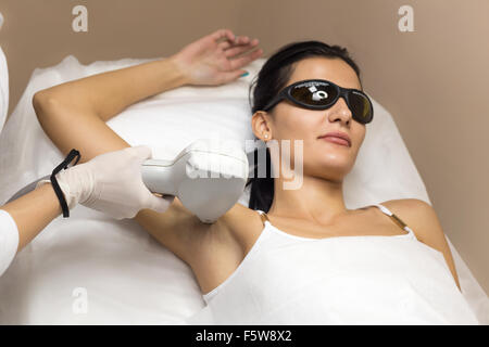 Donna con le ascelle Depilazione laser epilazione Foto Stock