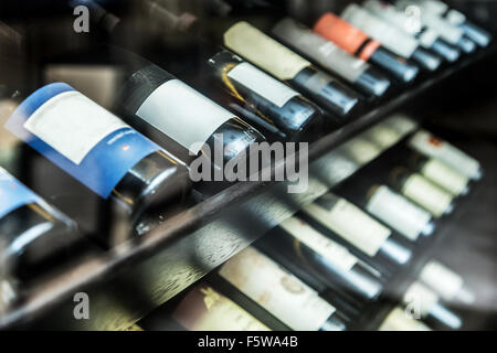Bottiglie di vino sul ripiano di legno. Foto Stock