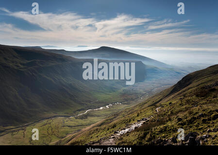 Una nebbiosa giornata autunnale visto da del The Pennine Way National Trail a tazza alta Nick, vicino a Appleby, Cumbria, Regno Unito Foto Stock