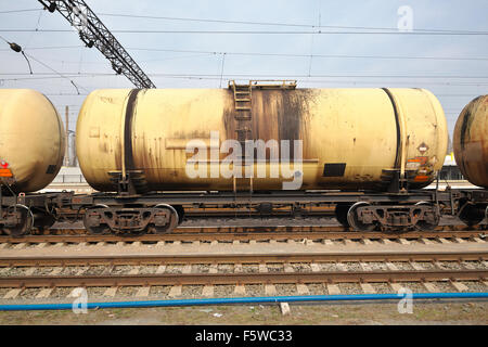 Treno merci con vetture di olio sulla stazione ferroviaria Foto Stock