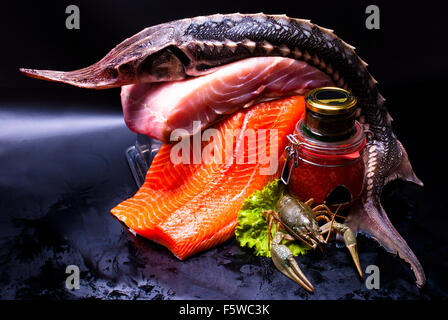 Still Life - salmone, caviale, cancro su sfondo nero Foto Stock
