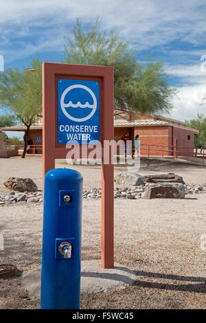 Rimrock, Arizona - un segno chiede ai viaggiatori di risparmiare acqua in corrispondenza di una zona di riposo sulla Interstate 17. Foto Stock