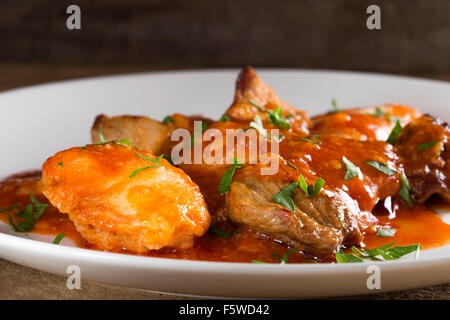 Piastra con spezzatino di carne di maiale (gulasch) e gnocchi Foto Stock